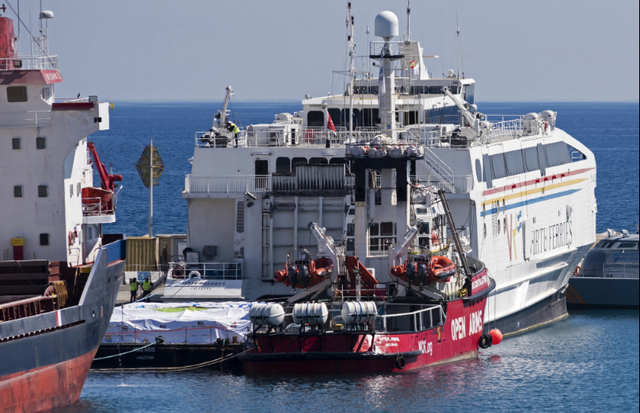 Tàu chở hàng viện trợ đầu tiên rời cảng Cyprus hướng tới Gaza - Ảnh 1.