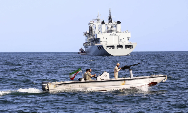 Trung Quốc, Nga và Iran tập trận chung ở vịnh Oman  - Ảnh 1.