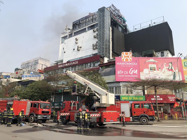 Cháy lớn ở tòa nhà cao tầng tại ngã 7 Ô Chợ Dừa (Hà Nội) - Ảnh 6.