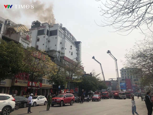Cháy lớn ở tòa nhà cao tầng tại ngã 7 Ô Chợ Dừa (Hà Nội) - Ảnh 4.