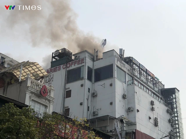 Cháy lớn ở tòa nhà cao tầng tại ngã 7 Ô Chợ Dừa (Hà Nội) - Ảnh 3.