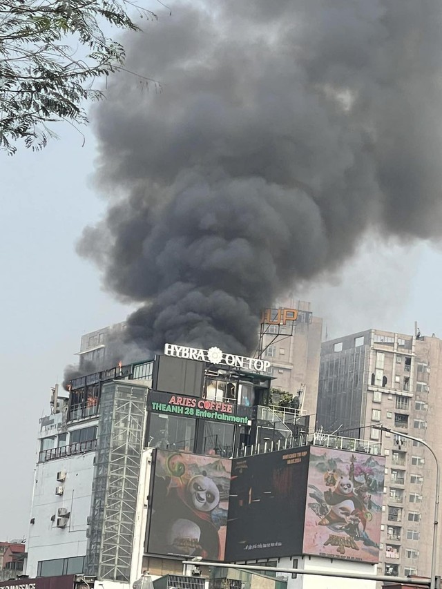 Cháy lớn ở tòa nhà cao tầng tại ngã 7 Ô Chợ Dừa (Hà Nội) - Ảnh 1.
