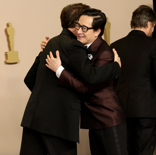 Oscar 2024: Robert Downey Jr, Emma Stone bị chỉ trích vì thiếu tôn trọng sao châu Á - Ảnh 1.