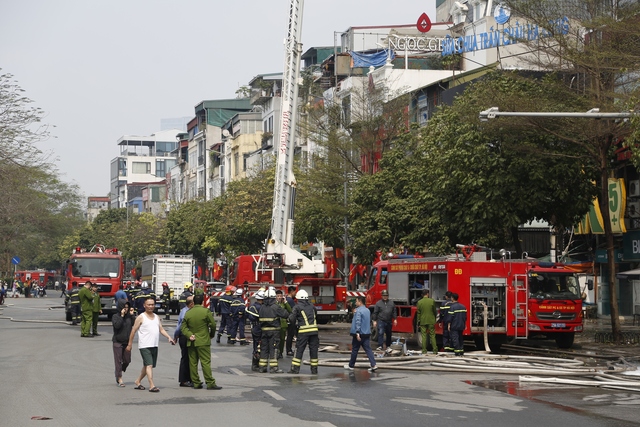 Tia lửa từ đám cháy quán Bar, cà phê ở Ô Chợ Dừa làm lan sang khu nhà bên cạnh, rất may lực lượng PCCC đã kịp thời khống chế ngọn lửa - Ảnh 6.