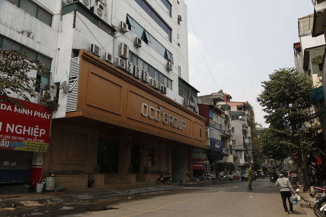 Tia lửa từ đám cháy quán Bar, cà phê ở Ô Chợ Dừa làm lan sang khu nhà bên cạnh, rất may lực lượng PCCC đã kịp thời khống chế ngọn lửa - Ảnh 2.