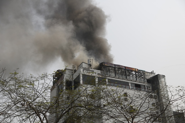 Tia lửa từ đám cháy quán Bar, cà phê ở Ô Chợ Dừa làm lan sang khu nhà bên cạnh, rất may lực lượng PCCC đã kịp thời khống chế ngọn lửa - Ảnh 1.