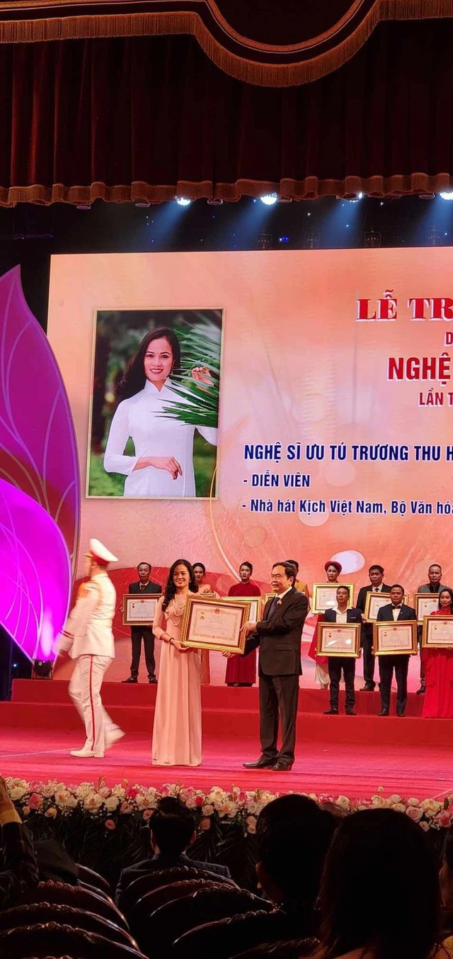 
Meritorious Artist Trương Thu Hà receives the title at the 10th award ceremony.

