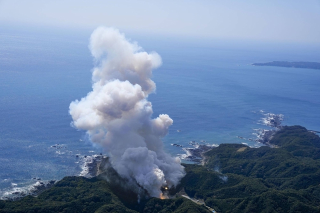 Tên lửa tư nhân của Nhật Bản phát nổ sau khi phóng - Ảnh 1.