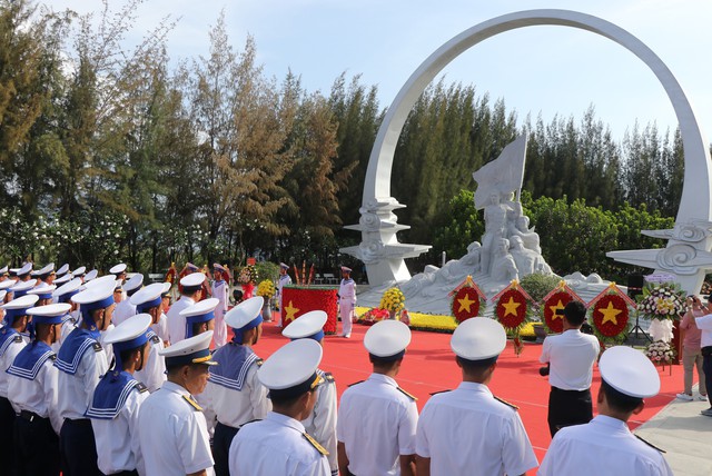 Tưởng niệm, tri ân 64 liệt sĩ hy sinh tại đảo Gạc Ma - Ảnh 2.