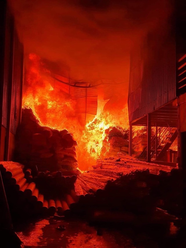Vĩnh Phúc: Xưởng nhựa bất ngờ bùng cháy dữ dội - Ảnh 2.