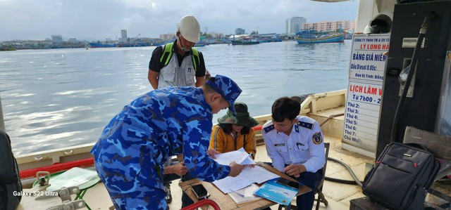 BTL Vùng Cảnh sát biển 2 bắt giữ hàng chục tội phạm, thu giữ gần 300kg ma túy trôi dạt dịp Tết Nguyên đán - Ảnh 2.