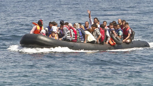 Chìm xuồng chở người di cư ngoài khơi Thổ Nhĩ Kỳ - Ảnh 1.