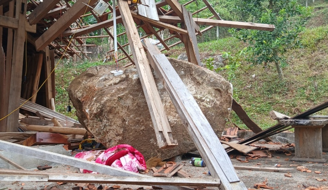 Nổ mìn, tảng đá gần 4 tấn rơi làm sập nhà dân - Ảnh 1.
