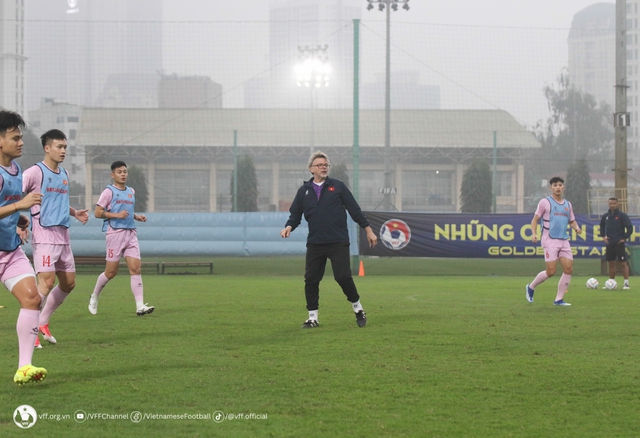 Hậu vệ Việt Anh trở lại tập luyện, ĐT Việt Nam làm quen với bóng thi đấu trận lượt đi gặp Indonesia  - Ảnh 8.