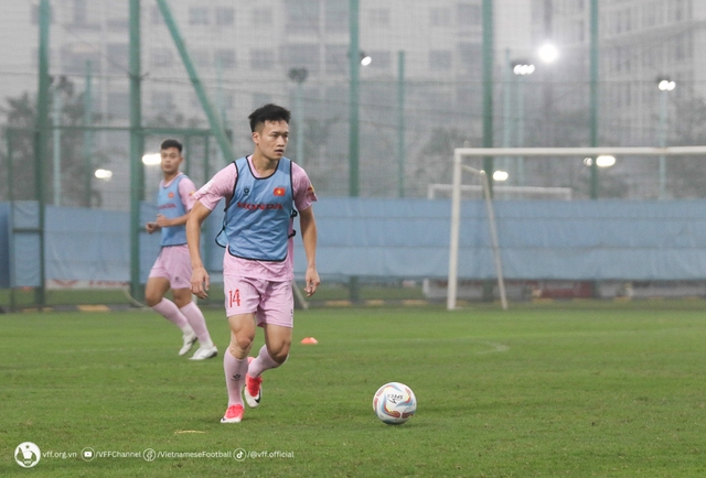 Hậu vệ Việt Anh trở lại tập luyện, ĐT Việt Nam làm quen với bóng thi đấu trận lượt đi gặp Indonesia  - Ảnh 7.