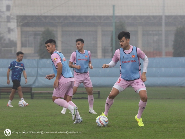 Hậu vệ Việt Anh trở lại tập luyện, ĐT Việt Nam làm quen với bóng thi đấu trận lượt đi gặp Indonesia  - Ảnh 6.