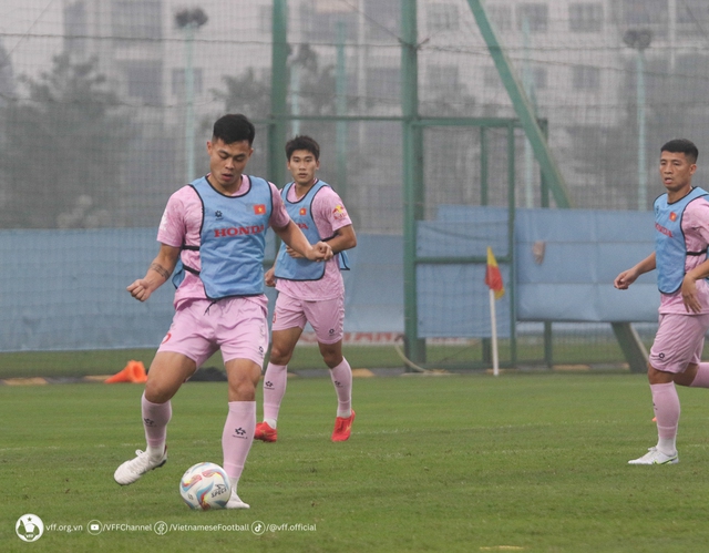 Hậu vệ Việt Anh trở lại tập luyện, ĐT Việt Nam làm quen với bóng thi đấu trận lượt đi gặp Indonesia  - Ảnh 5.