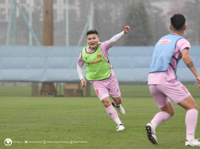 Hậu vệ Việt Anh trở lại tập luyện, ĐT Việt Nam làm quen với bóng thi đấu trận lượt đi gặp Indonesia  - Ảnh 4.