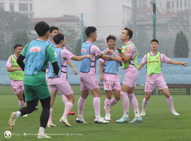 Hậu vệ Việt Anh trở lại tập luyện, ĐT Việt Nam làm quen với bóng thi đấu trận lượt đi gặp Indonesia  - Ảnh 3.