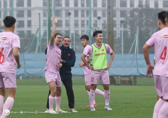 Hậu vệ Việt Anh trở lại tập luyện, ĐT Việt Nam làm quen với bóng thi đấu trận lượt đi gặp Indonesia  - Ảnh 2.