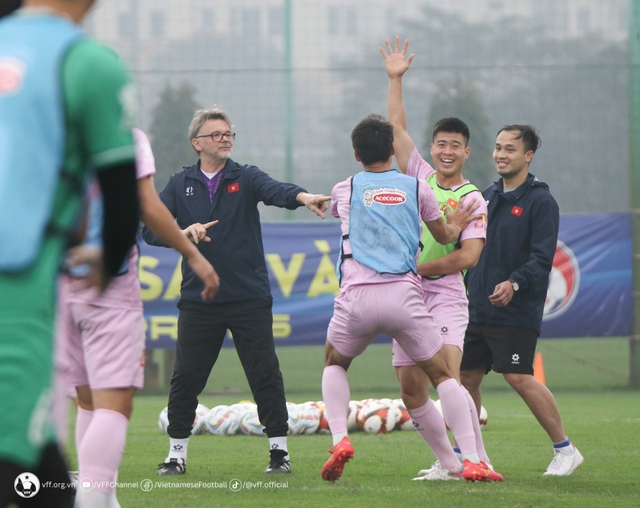 Hậu vệ Việt Anh trở lại tập luyện, ĐT Việt Nam làm quen với bóng thi đấu trận lượt đi gặp Indonesia  - Ảnh 1.