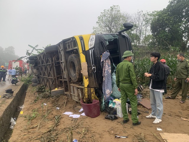 Vụ lật xe ô tô khách ở Quảng Trị: Thăm hỏi, hỗ trợ 3 nạn nhân bị thương nặng - Ảnh 1.