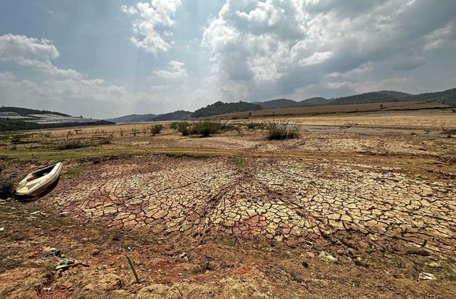 Hàng chục hồ chứa ở Trung Bộ, Tây Nguyên khô cạn, nhiều hộ dân thiếu nước sinh hoạt - Ảnh 2.