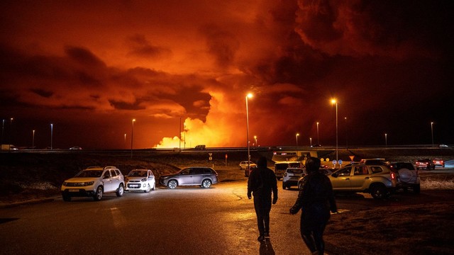 Núi lửa phun trào, Iceland ban bố tình trạng khẩn cấp  - Ảnh 1.