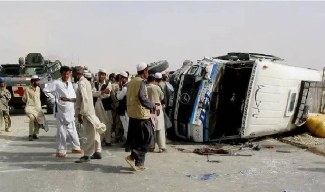 Xe bus va chạm với xe chở dầu ở miền Nam Afghanistan khiến ít nhất 21 người tử vong - Ảnh 1.