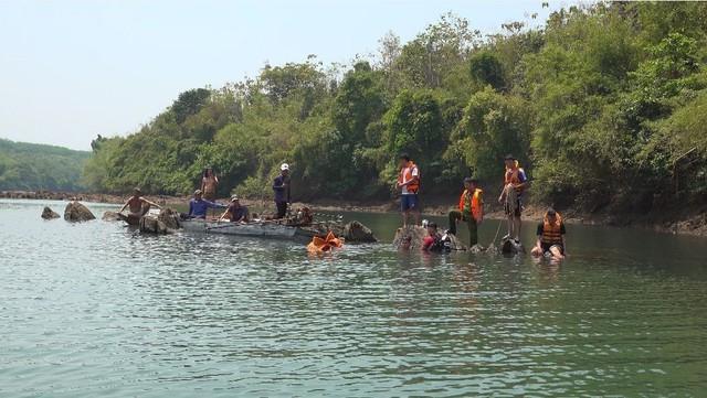 Vụ 3 nữ sinh bị đuối nước ở Bình Phước: Tìm thấy thi thể thứ 3 - Ảnh 1.