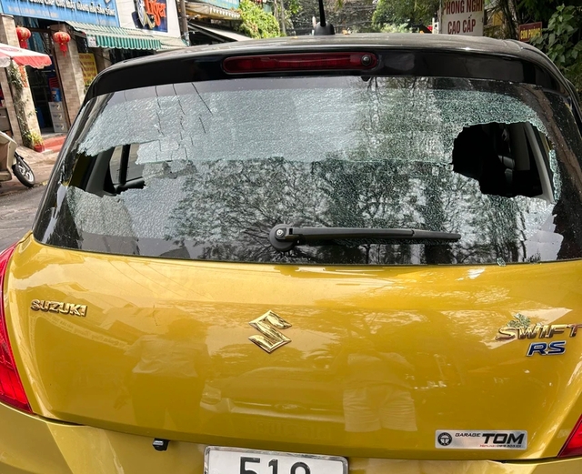 TP Hồ Chí Minh: Khẩn trương làm rõ vụ bi sắt văng vào ô tô, cửa kính nhà dân - Ảnh 2.