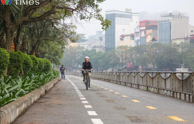 Đường dành riêng cho xe đạp tại Hà Nội vắng người đi - Ảnh 1.