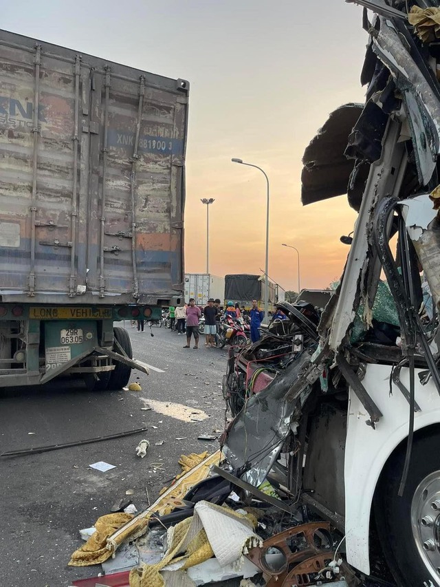 Vụ xe khách tông xe container trên cao tốc: Tài xế tử vong, 12 người bị thương - Ảnh 2.