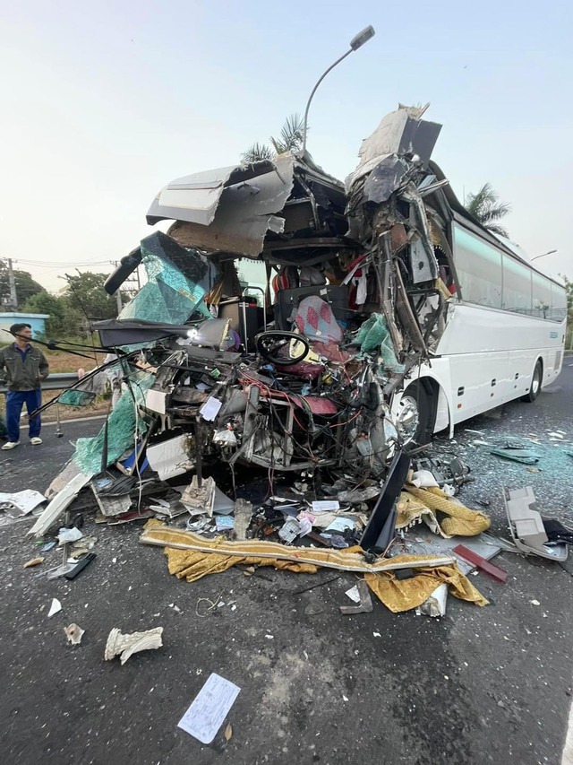 Vụ xe khách tông xe container trên cao tốc: Tài xế tử vong, 12 người bị thương - Ảnh 1.