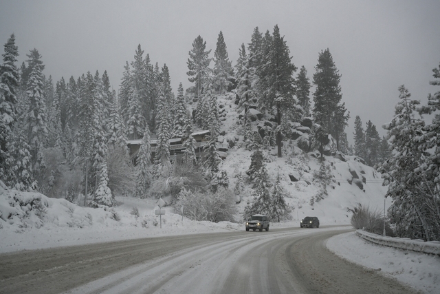Bang California, Mỹ bị bao phủ trong bão tuyết - Ảnh 1.