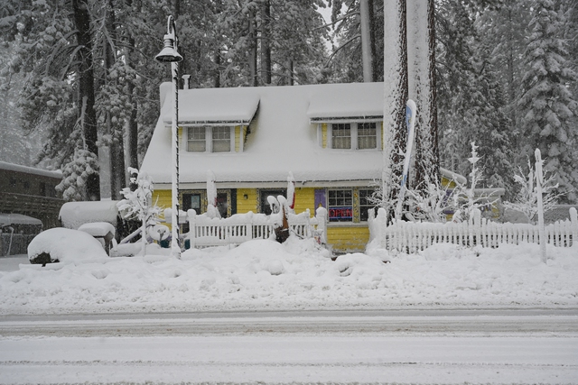 Bang California, Mỹ bị bao phủ trong bão tuyết - Ảnh 2.