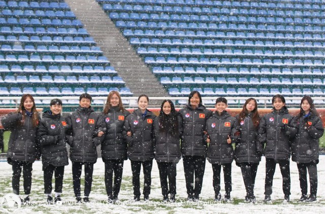 Đại diện U20 nữ Việt Nam làm quen sân thi đấu với U20 Nhật Bản  - Ảnh 1.