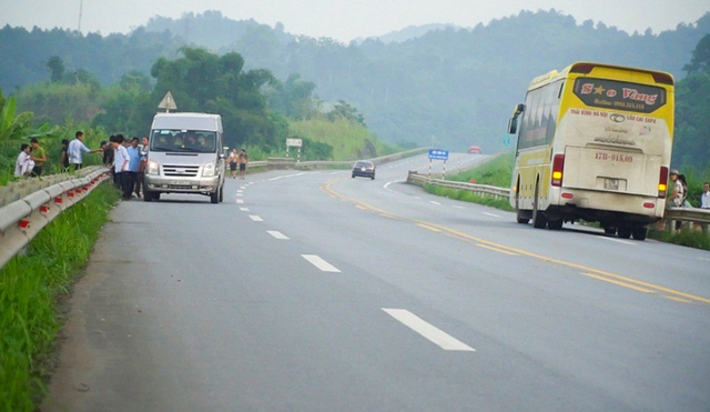 Xử phạt gần 500 trường hợp vi phạm trên cao tốc Nội Bài - Lào Cai - Ảnh 1.