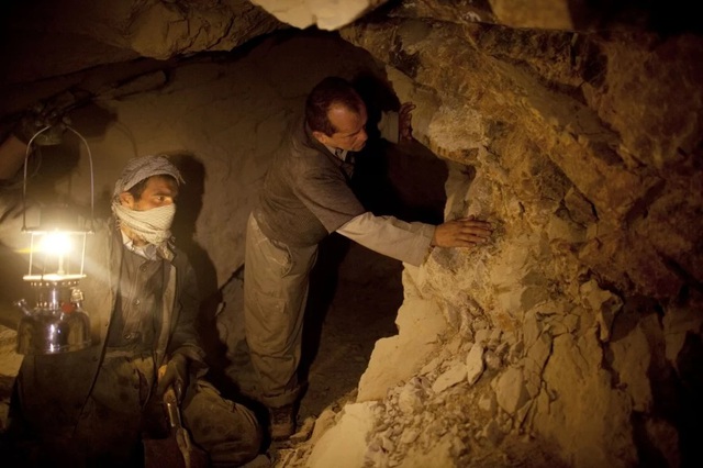 Bất chấp hiểm nguy, người thất nghiệp Afghanistan vẫn đi đào vàng - Ảnh 1.