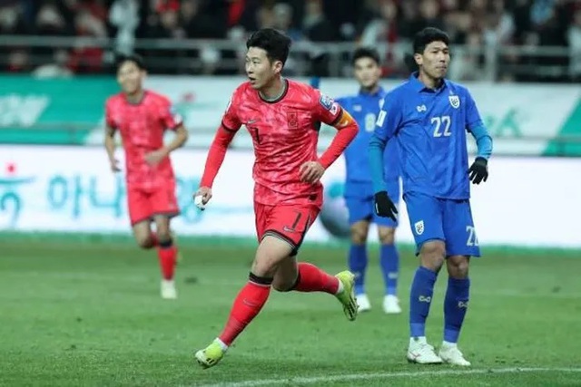 ĐT Thái Lan tạo cú sốc trước Hàn Quốc, Singapore ngược dòng giành 1 điểm trước ĐT Trung Quốc - Ảnh 1.