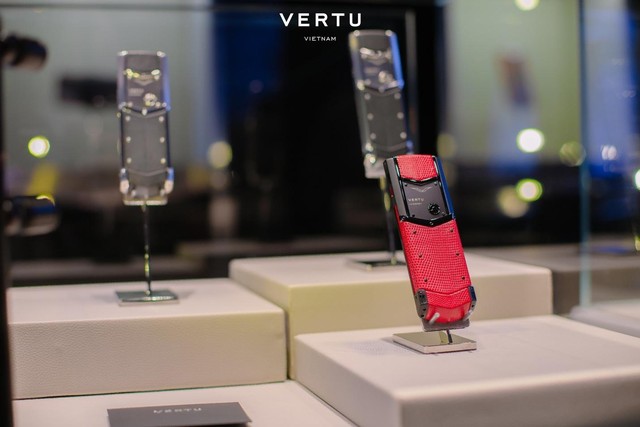 Giới thượng lưu Việt Nam dần chuyển đổi sang dùng điện thoại Vertu trang bị sóng 4G/5G - Ảnh 1.