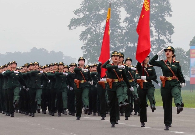 Kiểm tra huấn luyện diễu binh, diễu hành kỷ niệm Chiến thắng Điện Biên Phủ - Ảnh 1.