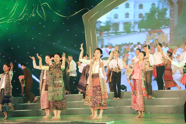 Tưng bừng khai mạc Ngày hội du lịch văn hóa Sơn La – Hủa Phăn - Ảnh 8.