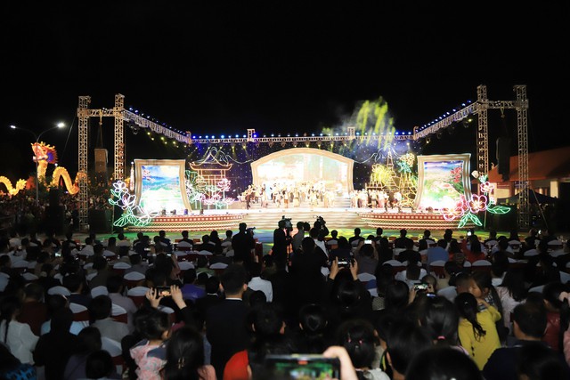 Tưng bừng khai mạc Ngày hội du lịch văn hóa Sơn La – Hủa Phăn - Ảnh 4.