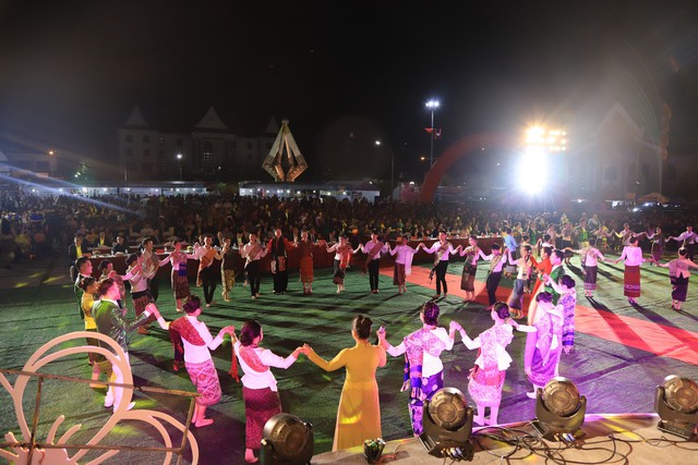 Tưng bừng khai mạc Ngày hội du lịch văn hóa Sơn La – Hủa Phăn - Ảnh 7.