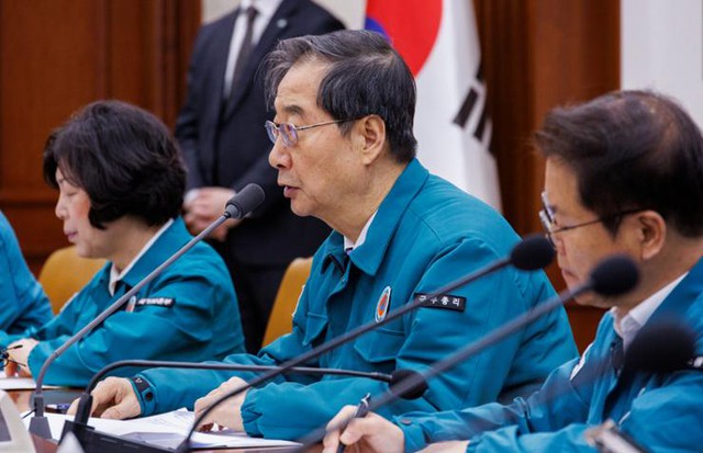 Bổ sung nhân lực y tế, Hàn Quốc thuê bác sĩ đã nghỉ hưu, triển khai các bác sĩ quân đội  - Ảnh 1.