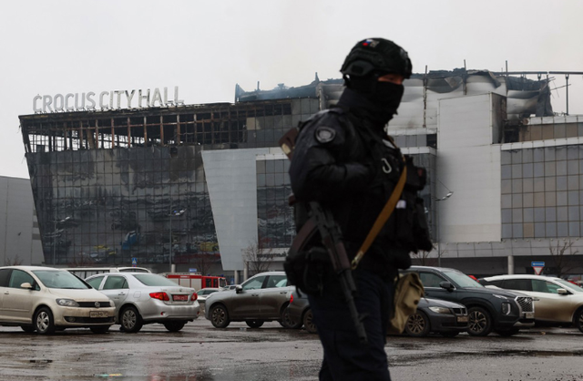 93 người tử vong, 11 nghi phạm bị bắt giữ trong vụ tấn công phòng hòa nhạc ở Moscow  - Ảnh 1.