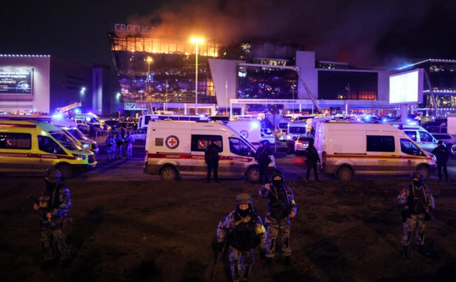 Tấn công phòng hòa nhạc ở Moscow: Số người chết tăng lên 60, nhóm khủng bố có thể lên đến 20 người - Ảnh 1.