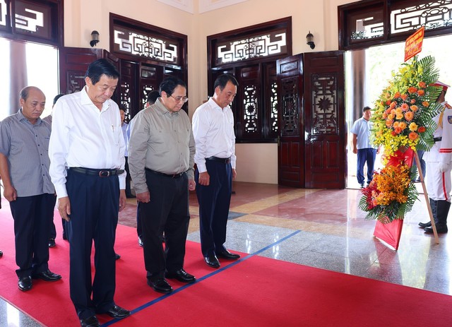Thủ tướng Phạm Minh Chính dâng hương tưởng niệm Chủ tịch Hội đồng Bộ trưởng Phạm Hùng và Thủ tướng Võ Văn Kiệt - Ảnh 1.