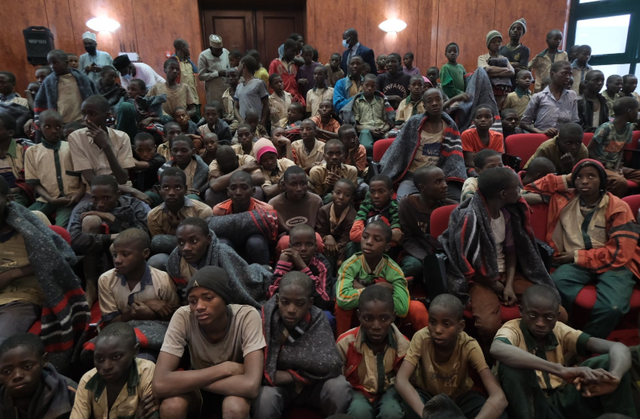Hơn 100 trong số gần 300 học sinh bị bắt cóc ở Nigeria được giải cứu sau hơn 2 tuần giam cầm - Ảnh 1.